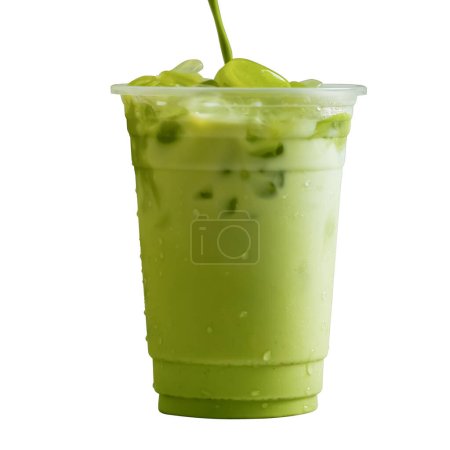  vertido con té verde matcha de leche helada sobre vidrio plástico aislado fondo blanco