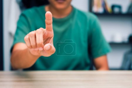 Téléchargez les photos : Teachers teach deaf students to learn sign language, symbols, characteristics of pointing hands. on the wooden table in the room online learning at home - en image libre de droit