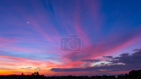 Téléchargez les photos : Beau ciel crépusculaire avec nuage doux et coucher de soleil coloré nature abstrait 2022 couleur Tendances fond - en image libre de droit