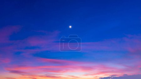 Téléchargez les photos : Abstrait de beau ciel crépusculaire avec nuage doux, étoiles et coucher de soleil coloré nature 2022 couleur Tendances fond - en image libre de droit