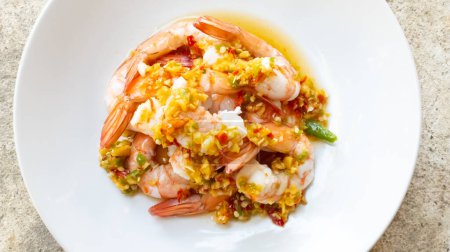 Téléchargez les photos : Salade de crevettes épicées avec sauce au piment à l'ail et citron dans une assiette - en image libre de droit