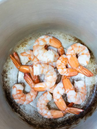 Téléchargez les photos : Crevettes bouillies dans une casserole préparation à la cuisson vue du dessus photo mobile - en image libre de droit