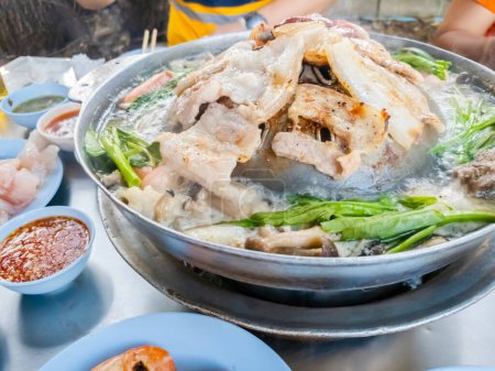 Téléchargez les photos : Porc grillé, barbecue thaïlandais Barbecue sur une poêle chaude, porc grillé sur un poêle chaud vacances famille manger dans un restaurant.smart photo de téléphone - en image libre de droit