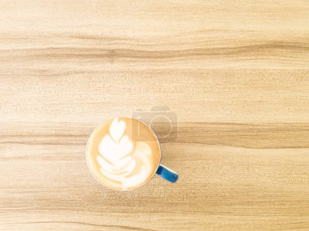Foto de Taza de mano de café latte arte hecho en casa sobre fondo de madera. copiar espacio para su texto - Imagen libre de derechos