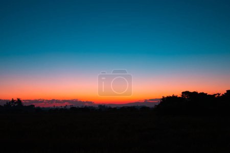 Téléchargez les photos : Beau ciel crépusculaire avec coucher de soleil coloré nature fond abstrait - en image libre de droit