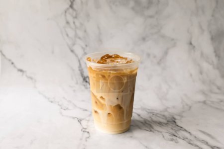 Téléchargez les photos : Café latte glacé sur tasse en plastique placer fond de marbre - en image libre de droit
