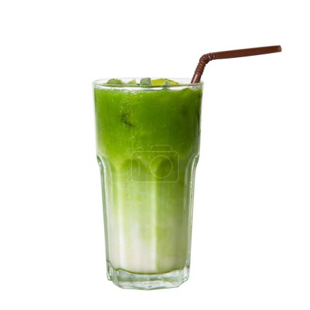 Thé vert matcha au lait glacé sur fond blanc isolé en verre.