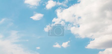 Téléchargez les photos : Ciel bleu et nuages dans la journée météo nature environnement abstrait fond - en image libre de droit