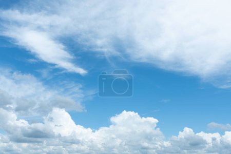 Téléchargez les photos : Beau ciel bleu et nuages dans la journée météo extérieur nature environnement fond abstrait - en image libre de droit