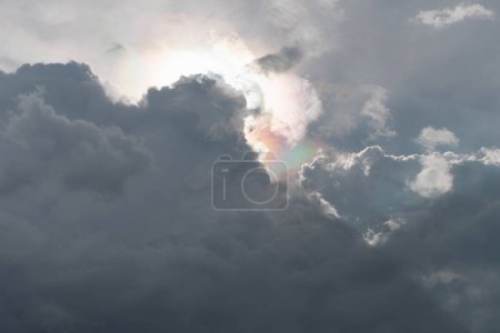 Téléchargez les photos : Beau ciel avec coucher de soleil coloré lumière arc-en-ciel phénomènes naturels étrange cumulus nuages fond abstrait - en image libre de droit