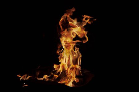 Foto de La llama naranja ardiente, el fuego de arder en la oscuridad de la noche. fondo abstracto cálido y peligroso - Imagen libre de derechos