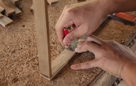 Foto de Artesano utilizando la marca de lápiz hacer en el producto de madera que trabaja en el proyecto de muebles de carpintería taller - Imagen libre de derechos