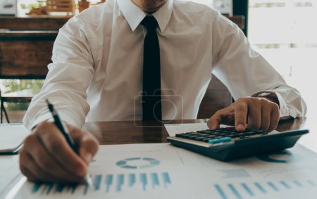Foto de Contadores de negocios punto gráfico de crecimiento utilizando calculadora calcular financiera en cafetería, concepto de contabilidad financiera. - Imagen libre de derechos