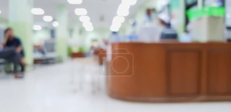 Téléchargez les photos : Image floue, comptoir de l'hôpital avec les infirmières qui travaillent et la foule et le patient s'assoit et attend l'histoire fond abstrait pour l'utilisation - en image libre de droit