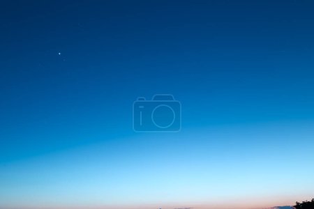 Foto de Cielo azul con estrellas en movimiento nube noche luz naturaleza abstracto fondo - Imagen libre de derechos