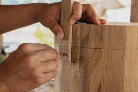 Foto de Artesano de madera usando la marca de lápiz hacer en la caja de madera producto que trabaja en carpintería taller muebles proyecto - Imagen libre de derechos