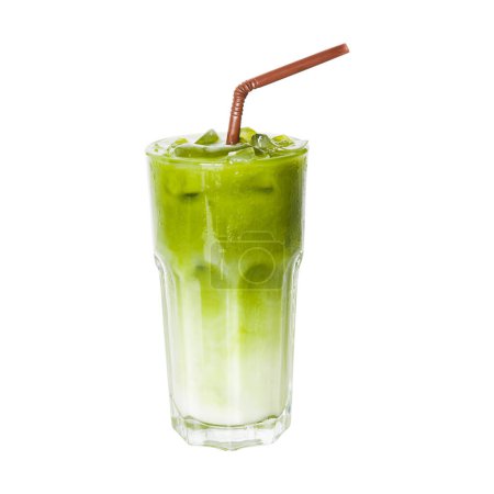 Téléchargez les photos : Iced de lait matcha thé vert sur verre isolé fond blanc. - en image libre de droit