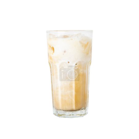 Téléchargez les photos : Café glacé latte sur fond blanc isolé en verre - en image libre de droit
