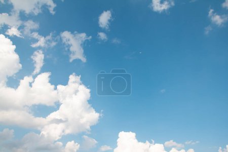 Foto de Hermoso cielo azul y nubes en el día del tiempo naturaleza al aire libre ambiente abstracto fondo - Imagen libre de derechos