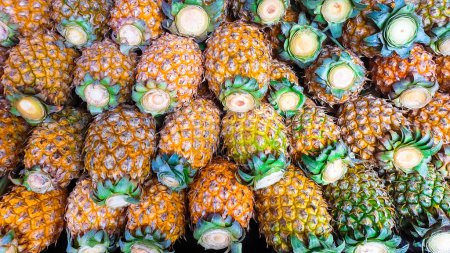 Téléchargez les photos : Les ananas frais sont vendus sur le marché frais avec une texture - en image libre de droit