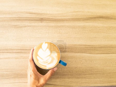 Foto de Taza de mano de café latte arte hecho en casa sobre fondo de madera. copiar espacio para su texto - Imagen libre de derechos