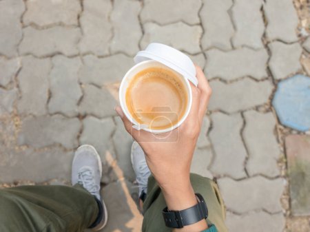 Téléchargez les photos : Main tenant chaud de tasse de café style de vie de manger et de boire du café à l'extérieur - en image libre de droit