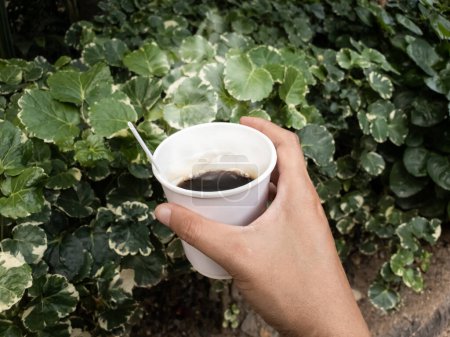 Foto de La mano caliente de taza de café estilo de vida de comer y beber café al aire libre - Imagen libre de derechos