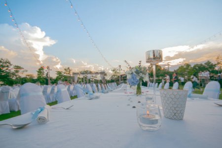 Foto de Una visión general de un romántico banquete de bodas con velas y hermosos invitados en la mesa de banquetes de boda. - Imagen libre de derechos