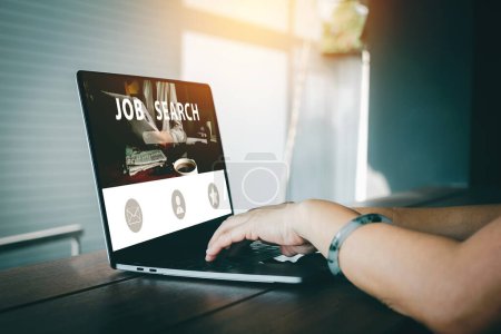 Femme asiatique main à l'aide du clavier pour rechercher des opportunités de travail de navigation en ligne sur les sites Web de recherche d'emploi. Recherche, écran d'ordinateur portable, concept de recrutement.
