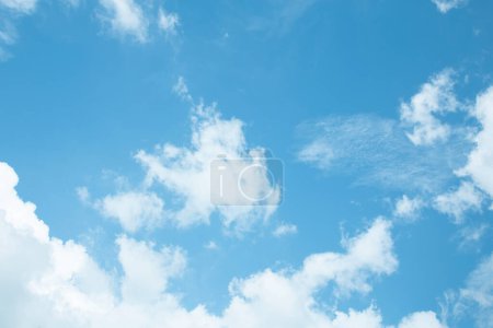 Téléchargez les photos : Nuages de ciel bleu et dans le temps jour nature environnement abstrait fond - en image libre de droit