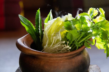 Foto de Shabu olla caliente, con col china, champiñones, hojas de cilantro, cilantro, cerdo ingrediente vegetal, y setas de proteína olla caliente sobre la mesa. Comida asiática - Imagen libre de derechos