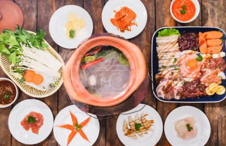 Téléchargez les photos : Haut de table, nourriture de shabu, chaudron, avec des plats de légumes, porc ingrédient, et de protéines, champignons chaudron asiatique grillé nourriture BBQ style alimentaire - en image libre de droit