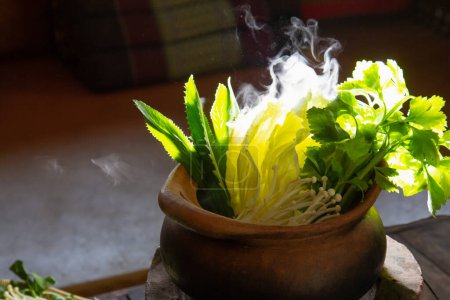 Téléchargez les photos : Chaud pot Shabu, avec chou chinois, champignons, feuilles de coriandre, coriandre, porc ingrédient végétal, et champignons protéinés chaudron sur la table. Alimentation asiatique - en image libre de droit