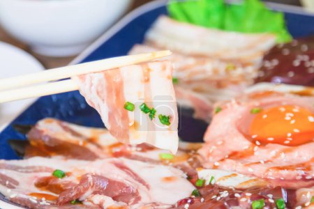 Foto de Palillos pinzas de panceta de cerdo Prepárate para bajar a Shabu Hot Pot. Deliciosa comida asiática a la plancha - Imagen libre de derechos
