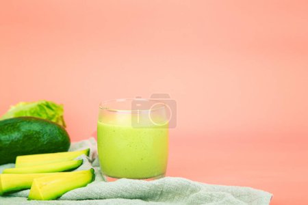 Téléchargez les photos : Salade d'avocat et de cos verts mélangée dans un verre Eau potable saine. photo horizontale - en image libre de droit