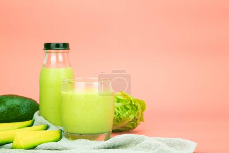 Téléchargez les photos : Salade d'avocat et de cos verts mélangée dans un verre et une bouteille, eau potable saine. photo horizontale - en image libre de droit