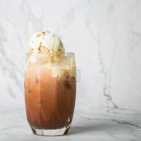 Téléchargez les photos : Cacao glacé sur le dessus de crème glacée à la vanille en verre clair sur marbre - en image libre de droit