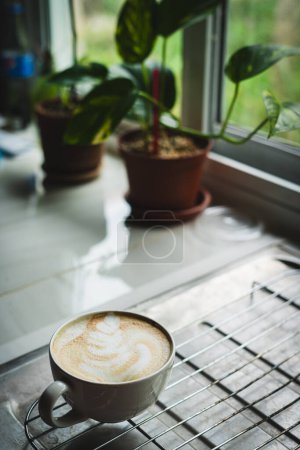 Téléchargez les photos : Pratique maison latte art café tasse blanche sur grille marbre bar cuisine Copier l'espace pour votre texte. Photo verticale - en image libre de droit