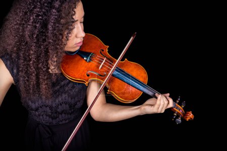 Téléchargez les photos : Violin player. Black violinist playing hands close up isolated - en image libre de droit