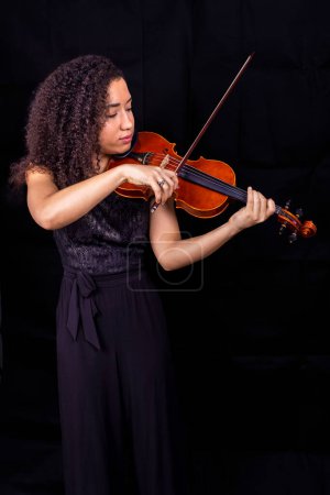 Téléchargez les photos : Beautiful young black woman playing violin - en image libre de droit