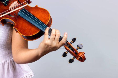 Téléchargez les photos : Violin player violinist playing hands close up isolated - en image libre de droit