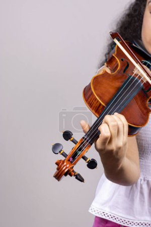 Téléchargez les photos : Main d'une femme jouant du violon - en image libre de droit