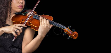 Téléchargez les photos : Professional violinist playing violin with black space on the right. - en image libre de droit