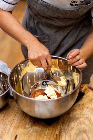 Téléchargez les photos : Ateliers de biscuits de Noël. Chef pâtissier prépare les ingrédients. - en image libre de droit