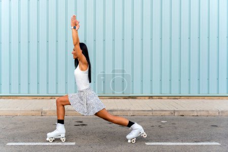 Femme patineuse d'âge moyen avec patins à roulettes, faisant des poses de yoga.