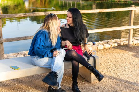 Paar von LGBT-Mädchen teilen ihre gemeinsame Zeit
