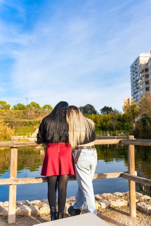 Paar von LGBT-Mädchen teilen ihre gemeinsame Zeit