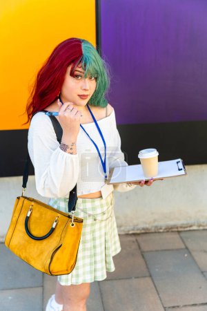 Modernes Mädchen mit roten und grünen Haaren geht zur Arbeit