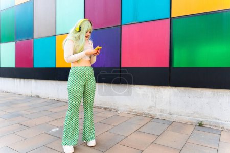 Modernes Mädchen mit grünen Haaren an der Kunstuniversität