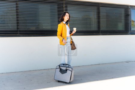 Téléchargez les photos : Femme d'affaires attendant le taxi - en image libre de droit
